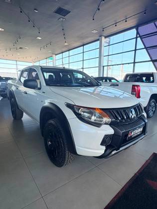 MITSUBISHI L200 TRITON 2.4 16V TURBO DIESEL OUTDOOR GLS CD 4X4 AUTOMÁTICO MITSUBISHI L200 TRITON 2.4 16V TURBO DIESEL OUTDOOR GLS CD 4X4 AUTOMÁTICO